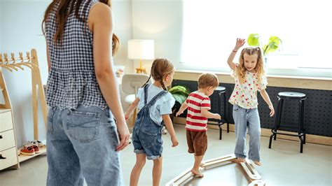 Bébiszitter játszik egy gyermekkel