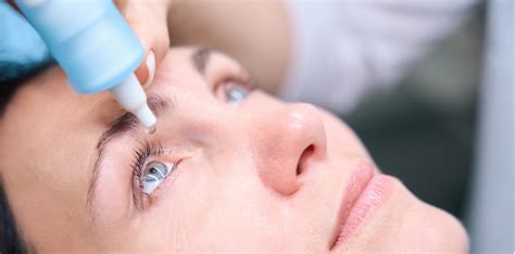 Illusztráció a szemcsepp helyes alkalmazásáról