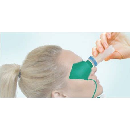 Ábra a szemcseppentő helyes tartásáról és a szembe cseppentésének módjáról