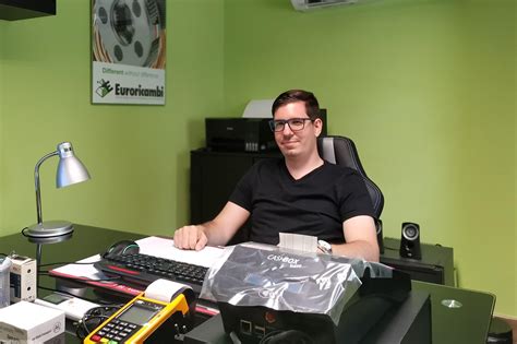 fiatal vállalkozó számítógéppel