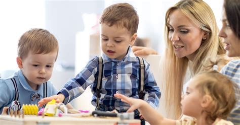 Szülő és gyermeke a bölcsődei csoportban