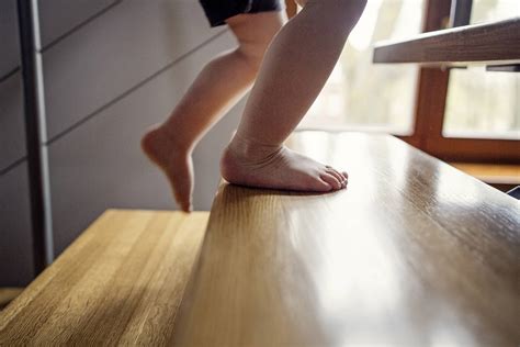 Baba mezítláb a padlón