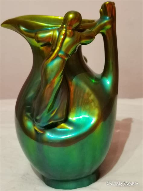 Különböző méretű és formájú Zsolnay eozin vázák