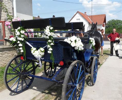 szalagokkal feldíszített esküvői hintó