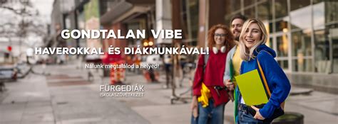 Egy diák mosolyogva néz egy laptop képernyőjére, ahol egy utazási oldal látható