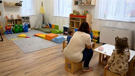 Bölcsődei dolgozók kisgyermekekkel