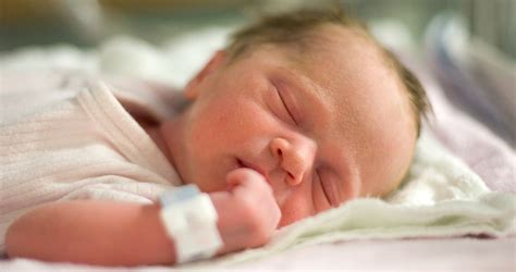 Anyuka énekel a koraszülött babájának