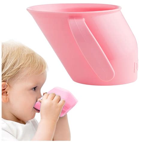 Infografika a cumisüveg és pohárból ivás közötti különbségről a fogak egészsége szempontjából