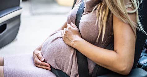 kismama vezet az autóban