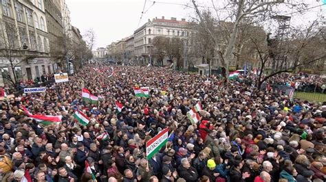 Budapesti tömeg a Március 15. téren
