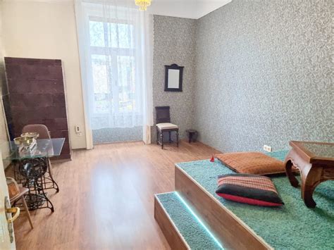 Egy hangulatosan berendezett szoba a vendégházban