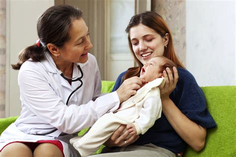 Védőnő segít az édesanyának a szoptatásban