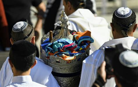 A zsidó vallási törvény, a háláchá, az anyai ágat tekinti meghatározónak a zsidó származás öröklődésében.