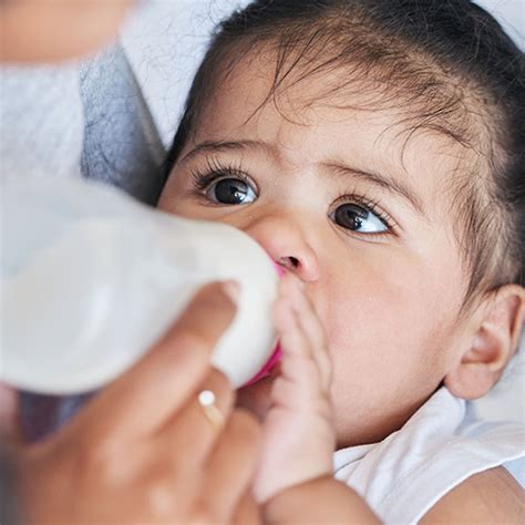 csecsemő cumisüveggel és pohárral