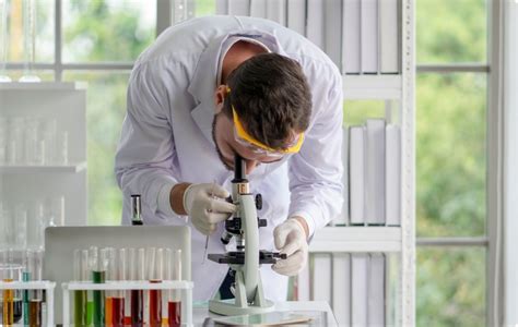 Laboratóriumi vizsgálat mikroszkóppal