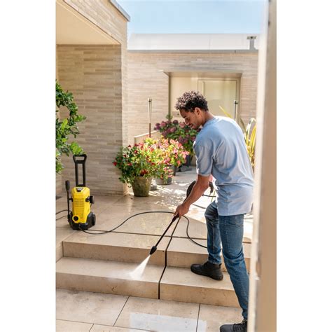 Kézt mosó személy