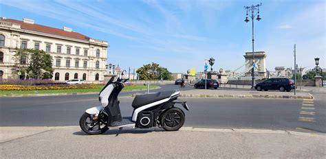 ZEEHO elektromos robogó városi környezetben