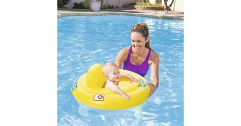 A baba lejjebb ereszkedik a medencében