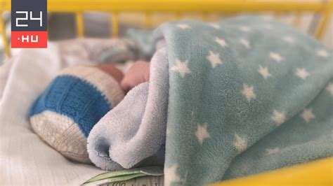 Egy önkéntes egy újszülött babát ringat