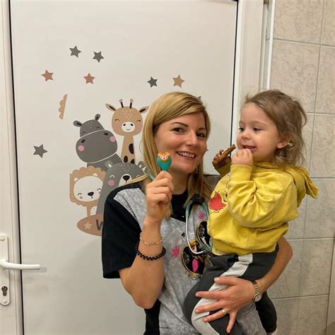 Gyermekorvos vizsgálja a lázas babát