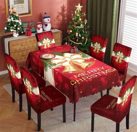 Karácsonyi asztal babával