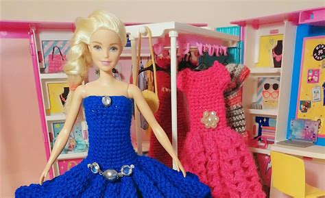 Megjavított Barbie és házilag készített ruhái
