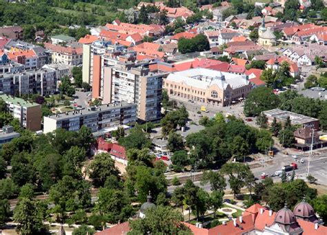 Gödöllő városának látképe épületekkel