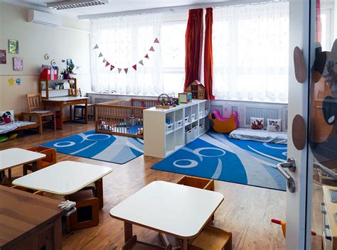 Színes, barátságos csoportszoba egy bölcsődében