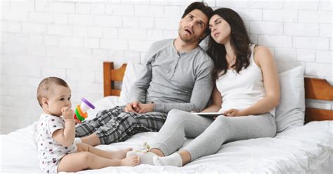 szülő segít babának felállni