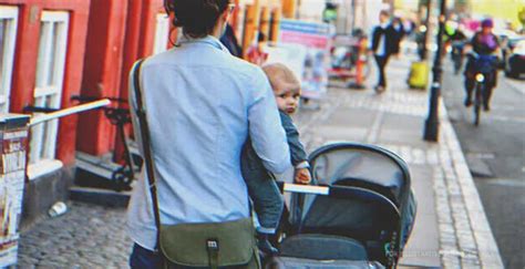 Nő babával, aki munkába készül