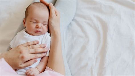 Illusztráció a kisbaba ápolásának különböző fázisairól