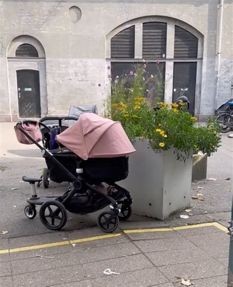 babakocsi kávézó előtt