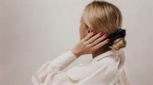 Nő divatos kismamaruhában