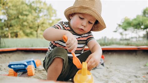 Ponijao játszik a homokban Namíbiában