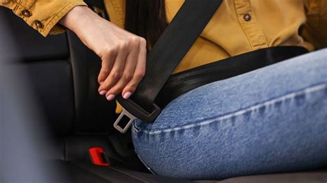 Illusztráció az ISOFIX rögzítésről és a biztonsági öv használatáról