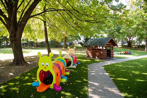 A bölcsőde udvara és játszóterülete