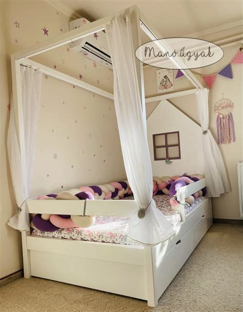 Lány játszik baldachinos babaággyal