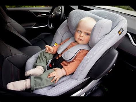 Gyermekülés beszerelése autóba