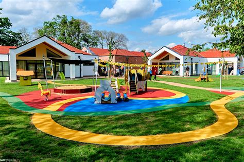 Bölcsőde udvara játszótérrel