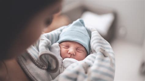 Újszülött baba pelenkázása