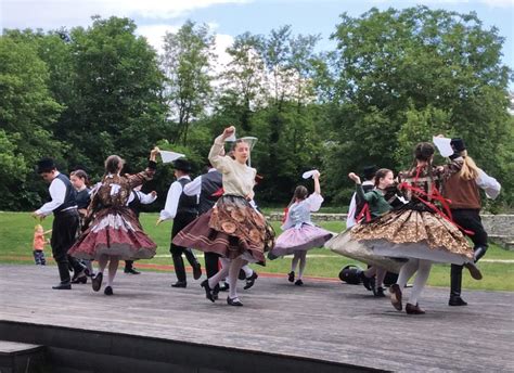 Néptáncosok egyetemi rendezvényen