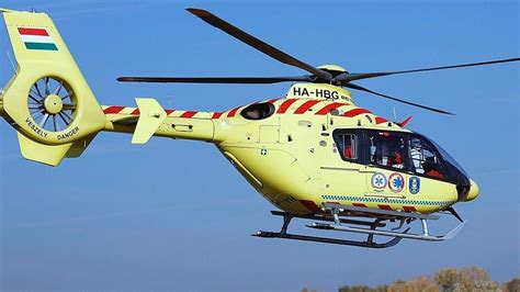 Mentőhelikopter a vasútállomáson