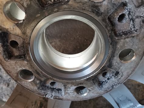 Illusztráció a tehermentesítő gyűrű szerepéről kerékfelszereléskor