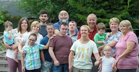 Család örömteli pillanata Down-szindrómás gyermekkel