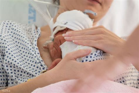 Szülők látogatása az újszülött intenzív osztályon