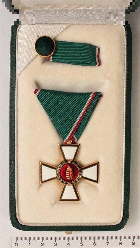 A Magyar Érdemrend lovagkeresztjének ábrázolása