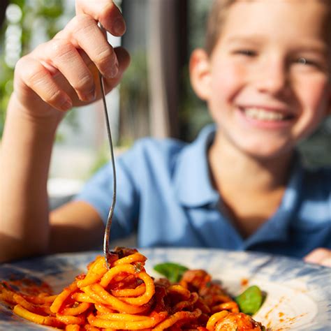 Gyermekek lenmagot esznek