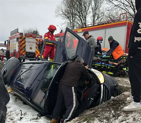 Három gyermekülés egy autóban