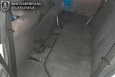 Autó hátsó ülése három gyereküléssel