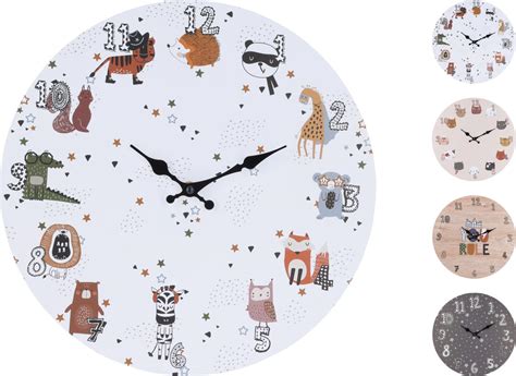 gyerek állatos könyvet nézeget